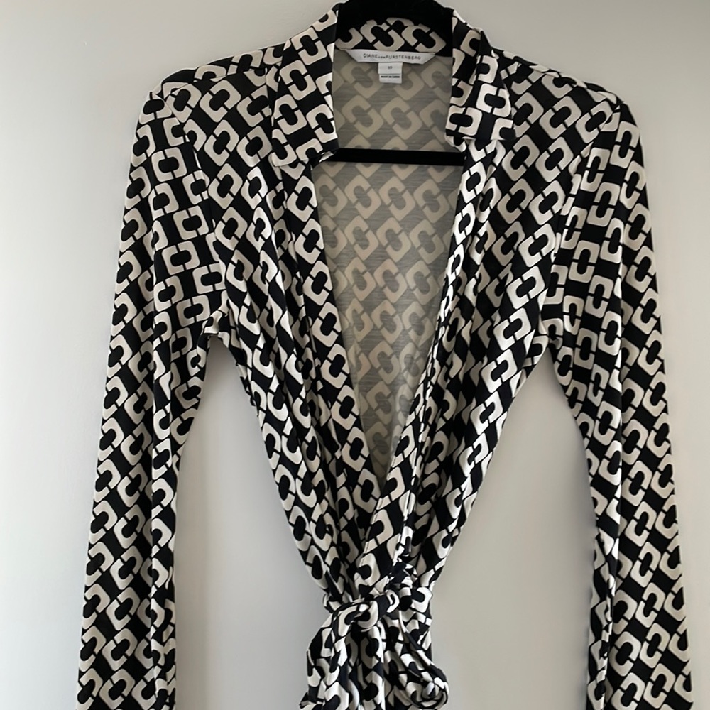 Diane Von Furstenberg (DVF) classic chain link wrap. NWOT